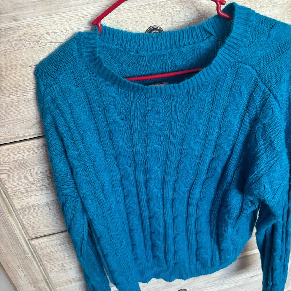 I’m selling this sweater because I think it’ll be prettier on you😇